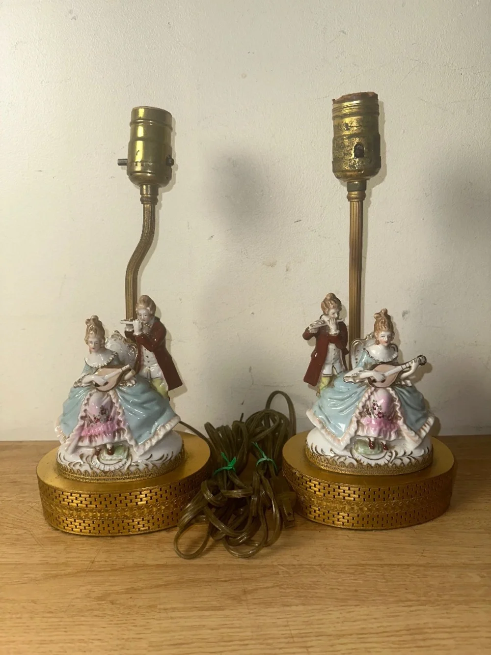 VINTAGE PAIR OF PORCELAIN BOUDOIR LAMPS HAND-PAINTED 18TH CENTURY ORNATE GLIDED